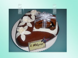 Торт юбилейный с шоколадной машинкой