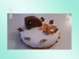 Праздничный торт с шоколадной фигуркой