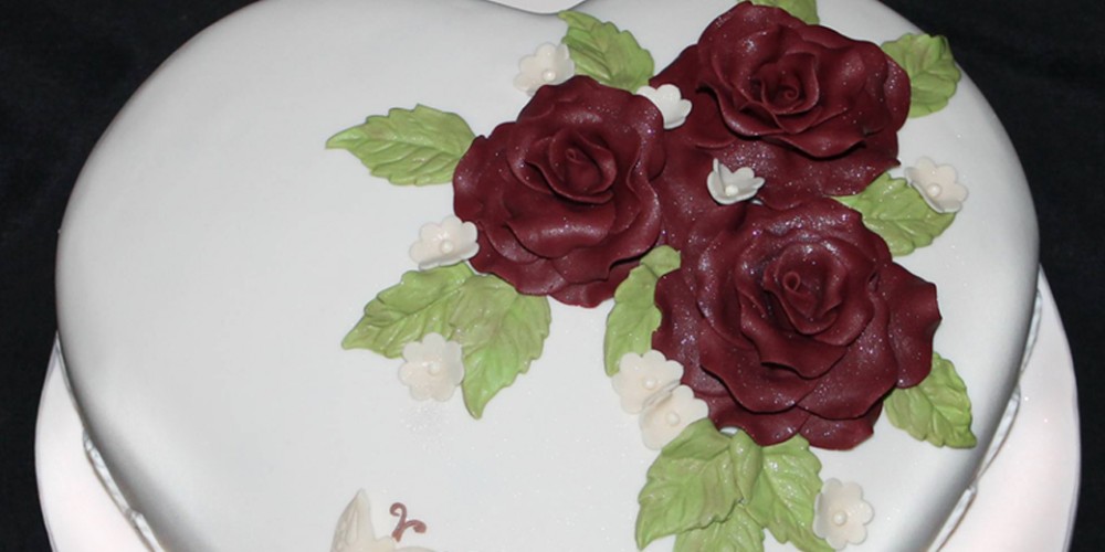 Торт "Сердце с красными розами"